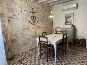 a dining room with a table and chairs at Rêv'Arles Maison de charmes aux Arènes in Arles