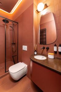 een badkamer met een toilet, een wastafel en een douche bij Catalog Boutique Rooms Cluj-Napoca in Cluj-Napoca +75 foto's