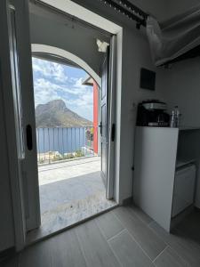 Η κουζίνα ή μικρή κουζίνα στο Kaloniki Rooms & Suites +57 φωτογραφίες