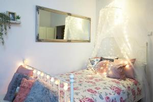 Posteľ alebo postele v izbe v ubytovaní Apartments on Miodowa