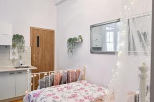 Posteľ alebo postele v izbe v ubytovaní Apartments on Miodowa