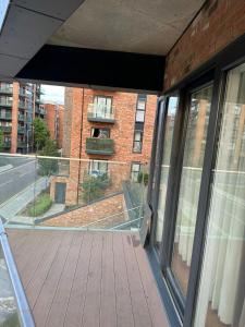 un balcón vacío con vistas a un edificio de ladrillo en JEMNACYA Apartments, en Kent