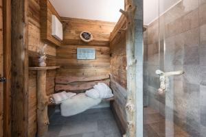 Koupelna v ubytování Niederthalerhof Chalets + 78 fotografií