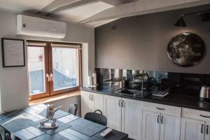 Kuchyňa alebo kuchynka v ubytovaní Kosmos 9 - Apartament Astro by Rentoom
