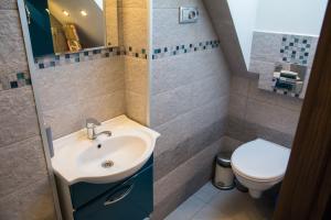 Kúpeľňa v ubytovaní Kosmos 9 - Apartament Astro by Rentoom + 19 fotografií