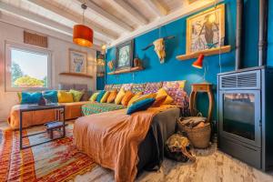 a living room with a couch and a tv at Loft en Tarifa con vistas a África in Tarifa