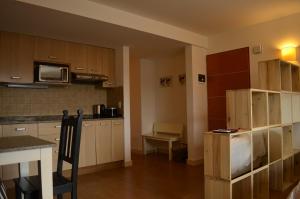 uma cozinha com armários de madeira, uma mesa e um balcão em Majuto em San Carlos de Bariloche