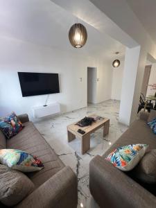 TV a/nebo společenská místnost v ubytování Parrots Paradise 100m From Finikoudes Beachfront