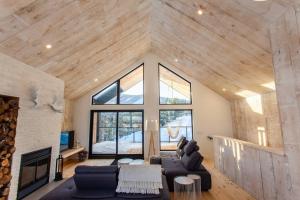 a living room with a couch and a fireplace at Silva - 4 chambres - 12 personnes in Saint-Férréol-les-Neiges