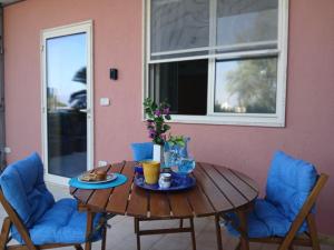 Una mesa y sillas en una habitación con ventana. en Casa Dormio, en Monopoli 22 fotos más