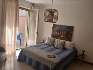 Un dormitorio con una cama con una manta azul. en Casa Dormio, en Monopoli