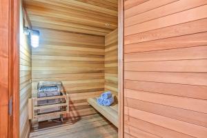 Una sauna con una pared revestida de madera y una puerta. en Lodge at Lionshead 405, en Vail
