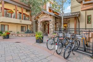 Un grupo de bicicletas estacionadas frente a un edificio. en Lodge at Lionshead 405, en Vail