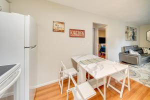 Η κουζίνα ή μικρή κουζίνα στο Walkable Townhome in Meridian with Private Yard! +16 φωτογραφίες