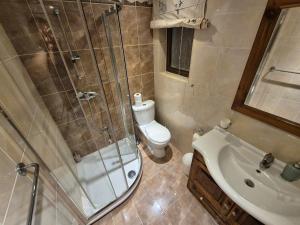 uma casa de banho com um chuveiro, um WC e um lavatório. em Barracuda em Żebbuġ