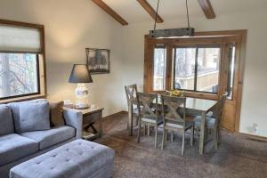 Χώρος καθιστικού στο Cozy 3BR Dog-Friendly Cabin