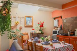 a kitchen with a table with plates on it at Departamento Santa Fe (totalmente nuevo) in Taxco de Alarcón