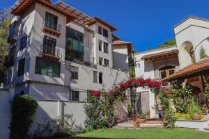 a white building with flowers in front of it at Departamento Santa Fe (totalmente nuevo) in Taxco de Alarcón