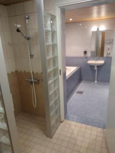 un baño con ducha y lavabo en Hostelli tornihovi, en Kouvola 5 fotos más