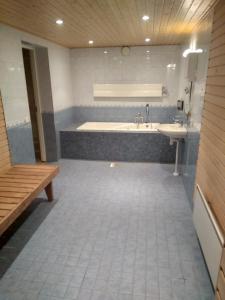 Un baño grande con bañera y lavabo. en Hostelli tornihovi, en Kouvola