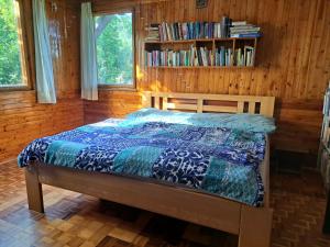 Postel nebo postele na pokoji v ubytování Chatička Hanička u lesa