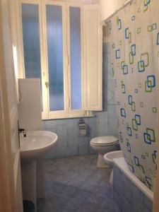 ローマにあるSt. John Apartmentのバスルーム(洗面台、トイレ、シャワーカーテン付)