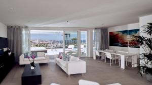 Ein Sitzbereich in der Unterkunft Hotel Baobab Suites
