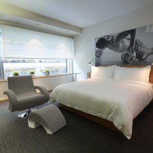 Postel nebo postele na pokoji v ubytování Le Germain Hotel Maple Leaf Square