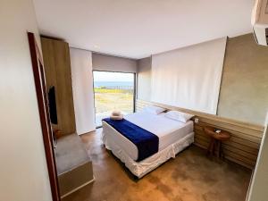 une chambre avec un lit et une grande fenêtre dans l'établissement Casa Vista Mar, Piscina Aquecida/Hidro, Cozinheira, à Barra do Camaragibe