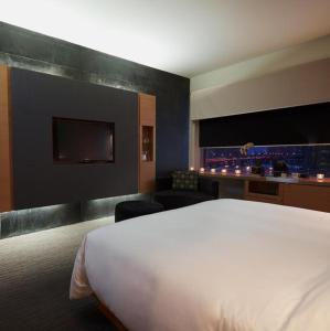 Postel nebo postele na pokoji v ubytování Le Germain Hotel Maple Leaf Square