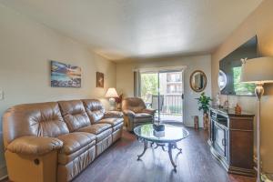 Posezení v ubytování 1 Mi to Beach Lake Havasu City Condo with Balcony