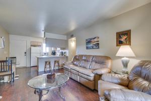 Kuchyň nebo kuchyňský kout v ubytování 1 Mi to Beach Lake Havasu City Condo with Balcony + 16 fotografií
