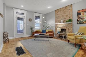 Χώρος καθιστικού στο The Goodale Retreat - 2 BR 2Bath