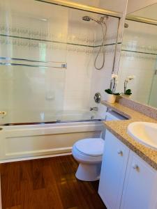 een badkamer met toilet, bad en wastafel bij Richmond Garden Retreat in Richmond +5 foto's