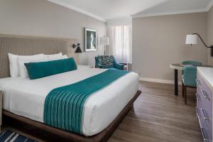 Postel nebo postele na pokoji v ubytování Delray Sands Resort