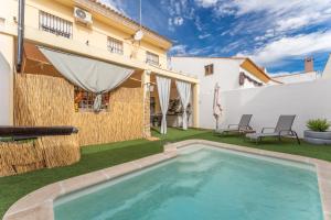 a backyard with a swimming pool and a house at Hogar de ZOE in Trujillanos