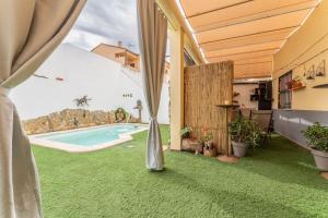 a backyard with a swimming pool and green grass at Hogar de ZOE in Trujillanos