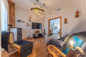 ein Wohnzimmer mit Sofa und Fernseher in der Unterkunft Hogar de ZOE in Trujillanos