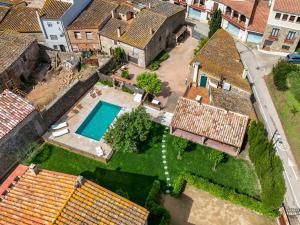 eine Luftaufnahme eines alten Gebäudes mit einem Swimmingpool in der Unterkunft Casa rural 9 km de L'Escala in La Tallada + 92 Fotos