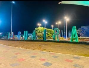 Catia La MarにあるApartamento Playa Aeropuertoの夜の街に響くネオンサイン