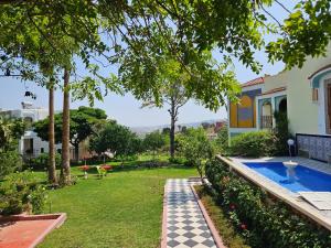 Un jardín fuera de Riad Dar Achaach