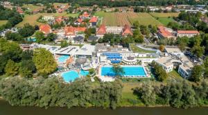 Bazén v ubytování Landhaus List nebo v jeho okolí