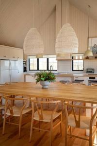 un grande tavolo in legno con sedie in cucina di Luna - 5 chambres - 14 personnes a Saint-Férréol-les-Neiges