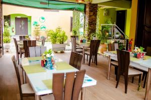 Restaurace v ubytování The Green Royal Hotel