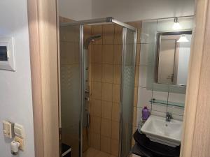een badkamer met een douche en een wastafel bij 50m from beach in PalaiónTsiflíkion
