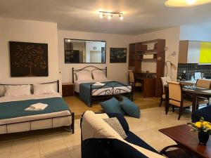 een slaapkamer met twee bedden en een woonkamer bij 50m from beach in PalaiónTsiflíkion