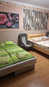 Ένα ή περισσότερα κρεβάτια σε δωμάτιο στο Margit Apartman