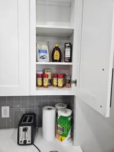 ジャージー・シティーにあるBeautiful Green Door Brownstoneのギャラリーの写真