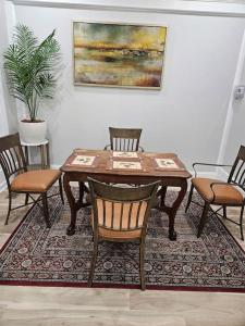 ジャージー・シティーにあるBeautiful Green Door Brownstoneのギャラリーの写真