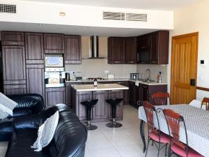 Cuina o zona de cuina de Holiday Apartment in Marsaskala